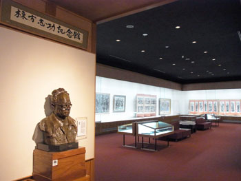 志功館内観
